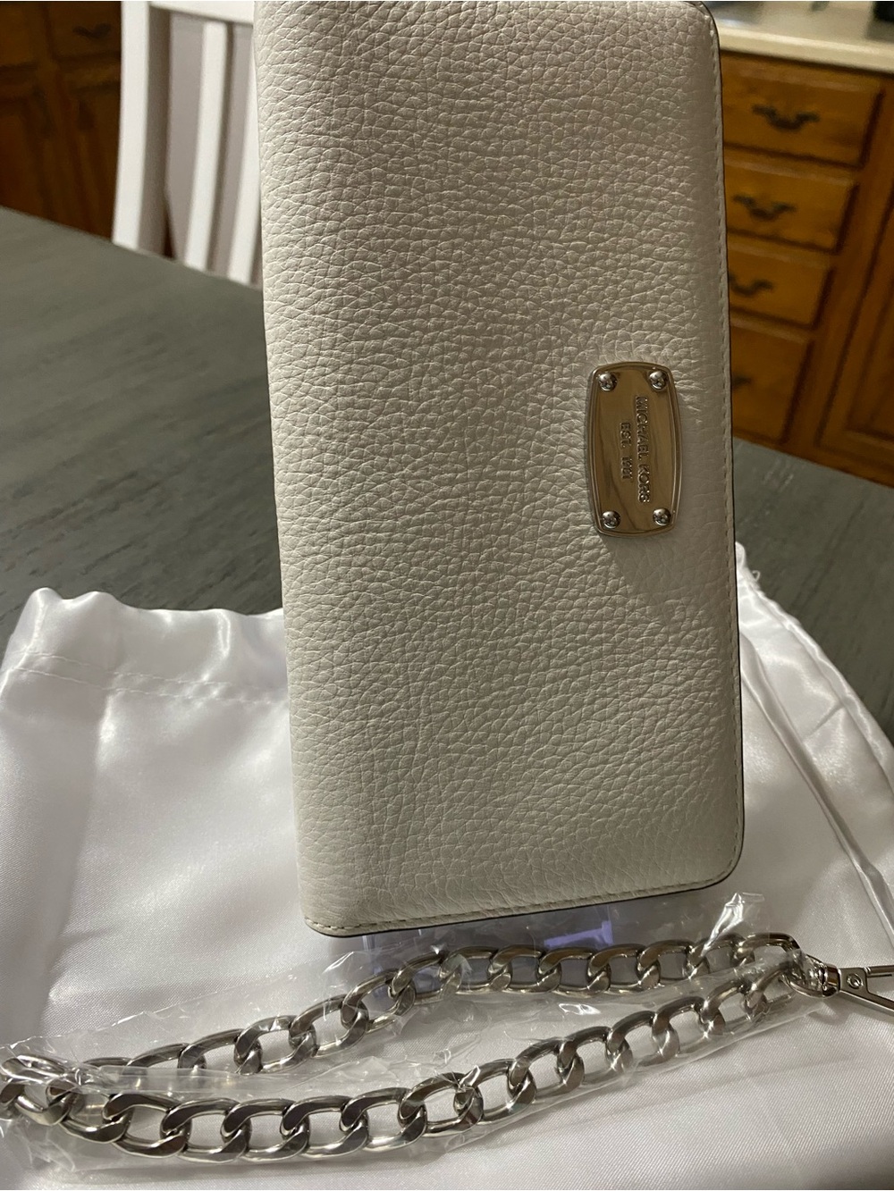 Michael Kors White Zip Around Wallet - Picture 11 of 16